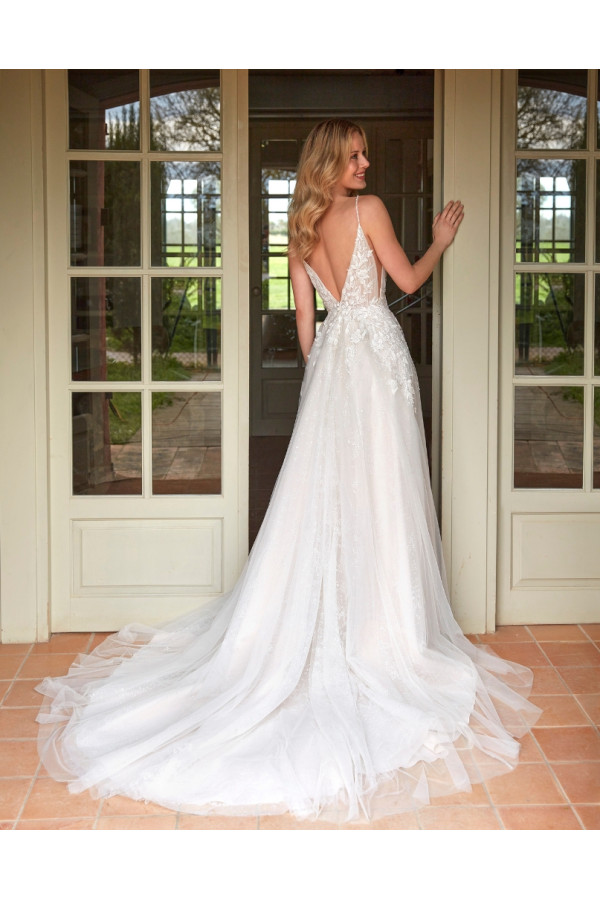 Olbia abito da sposa avorio di pizzo e tulle di Fara Sposa