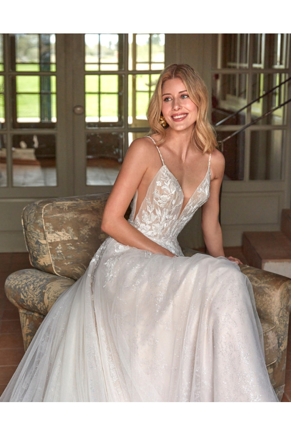 Olbia abito da sposa avorio di pizzo e tulle di Fara Sposa