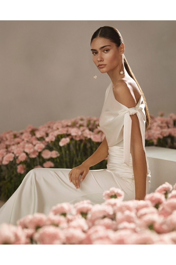 Abito da sposa avorio a sirna monospalla di satin di Rosa Clara