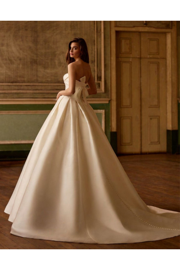 Abito da sposa avorio ampio in douchesse di Alberto Palatchi