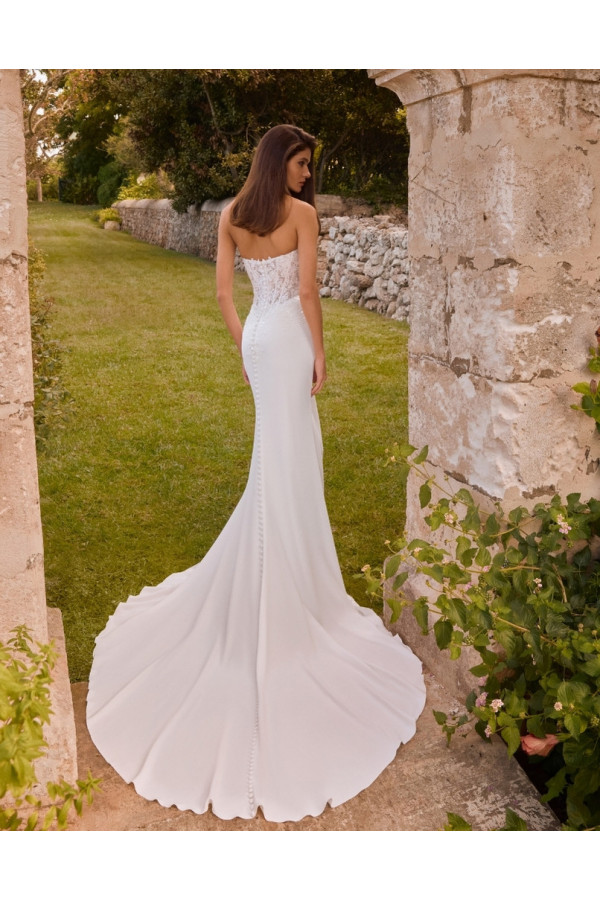 Clarisse abito da sposa avorio a sirena di crep di Alberto Palatchi