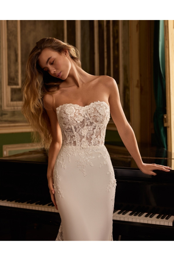 Abito da sposa Malgosia crep e pizzo, avorio di Alberto Palatachi