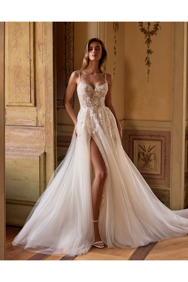 Iman abito da sposa avorio di pizzo con spacco di Alberto Palatchi
