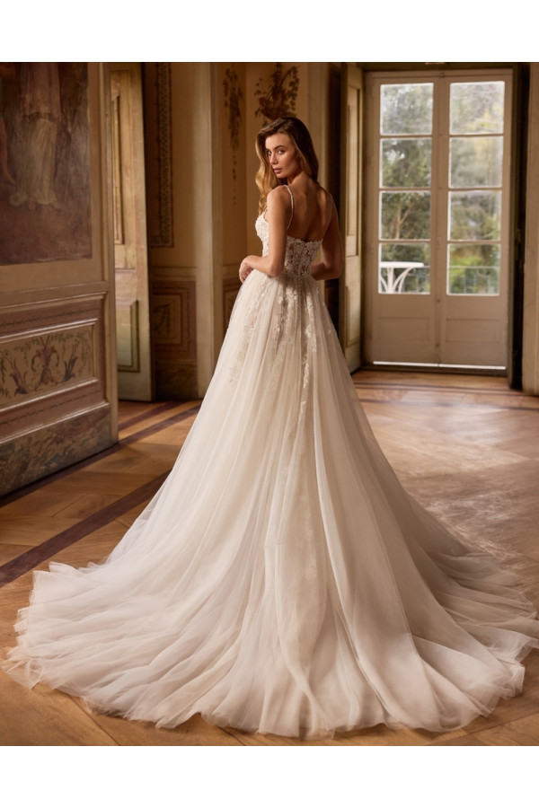 Iman abito da sposa avorio di pizzo con spacco di Alberto Palatchi