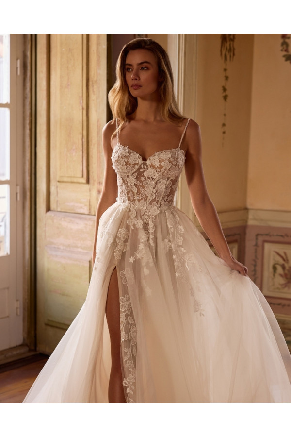 Iman abito da sposa avorio di pizzo con spacco di Alberto Palatchi