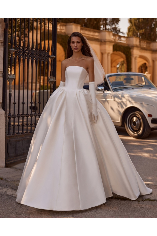 Abito da sposa Melia, avorio, in mikado, ampio di Alberto Palatachi