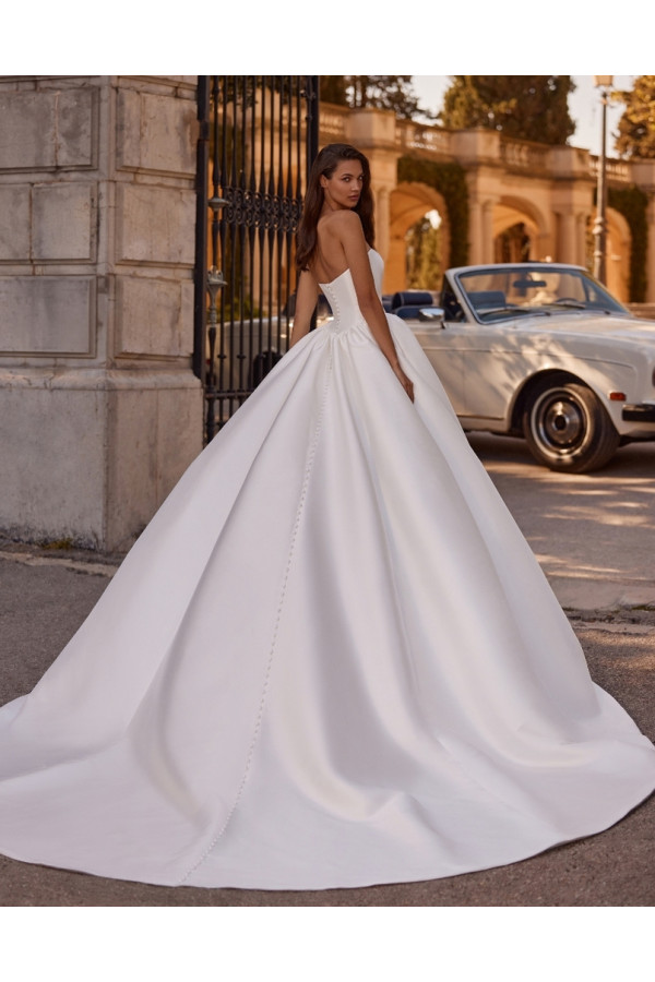 Abito da sposa Melia, avorio, in mikado, ampio di Alberto Palatachi