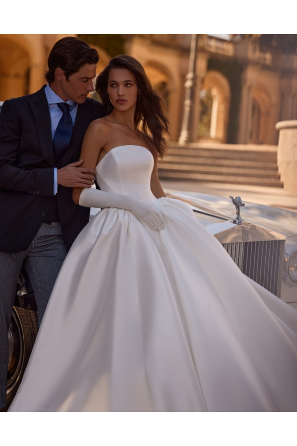 Abito da sposa Melia, avorio, in mikado, ampio di Alberto Palatachi