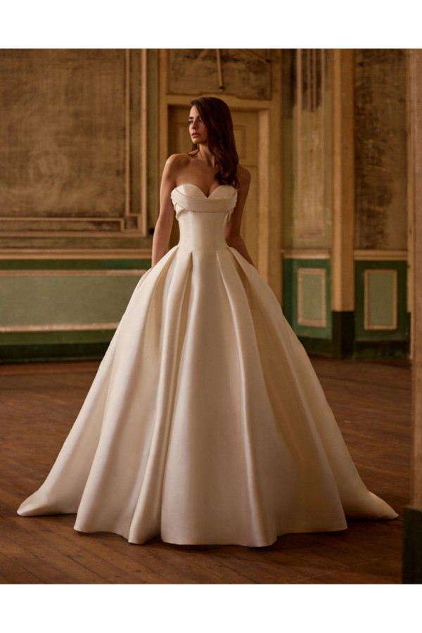 Abito da sposa avorio ampio in douchesse di Alberto Palatchi