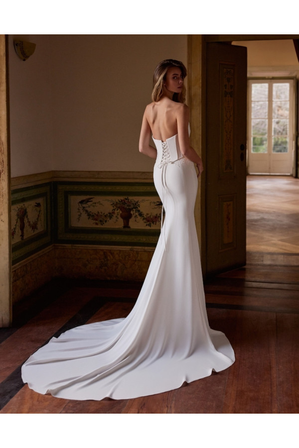 L'abito da sposa Michaela, bianco, crep a sirena di Alberto Palatachi