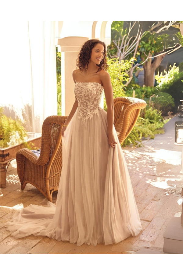 Abito da sposa vaorio in pizzo e tulle ampio di Lillian West