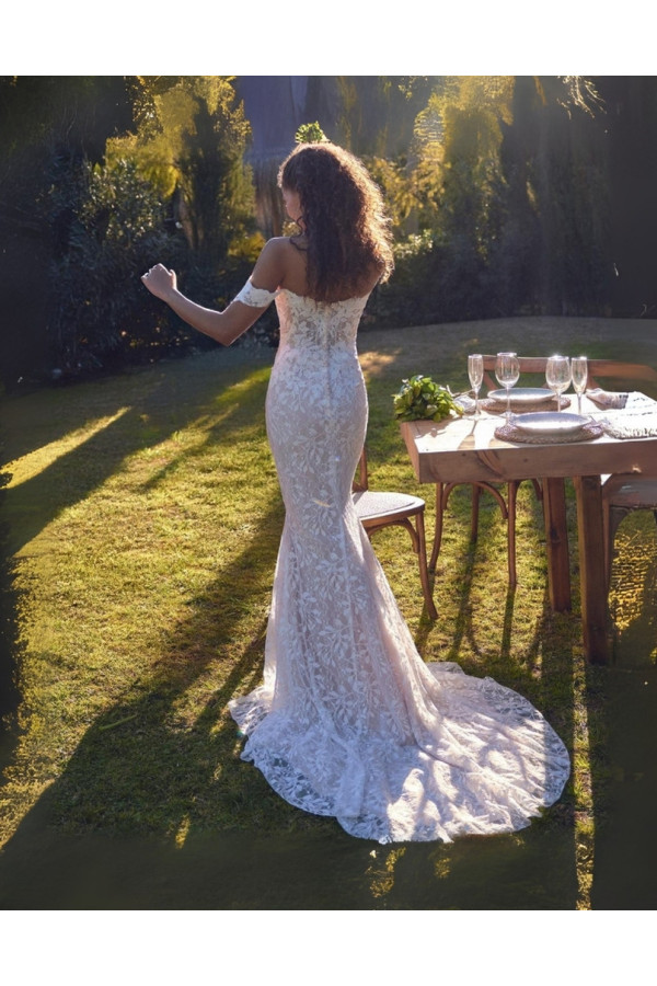 Abito da sposa avorio in pizzo a sirena 66429 di Lillian West