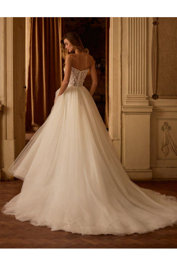 Hiroko abito da sposa avorio ampio di  tulle di Alberto Palatchi
