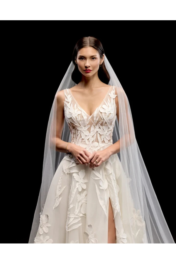 Abito da sposa avorio in pizzo ampio con spacco di Justin Alexander