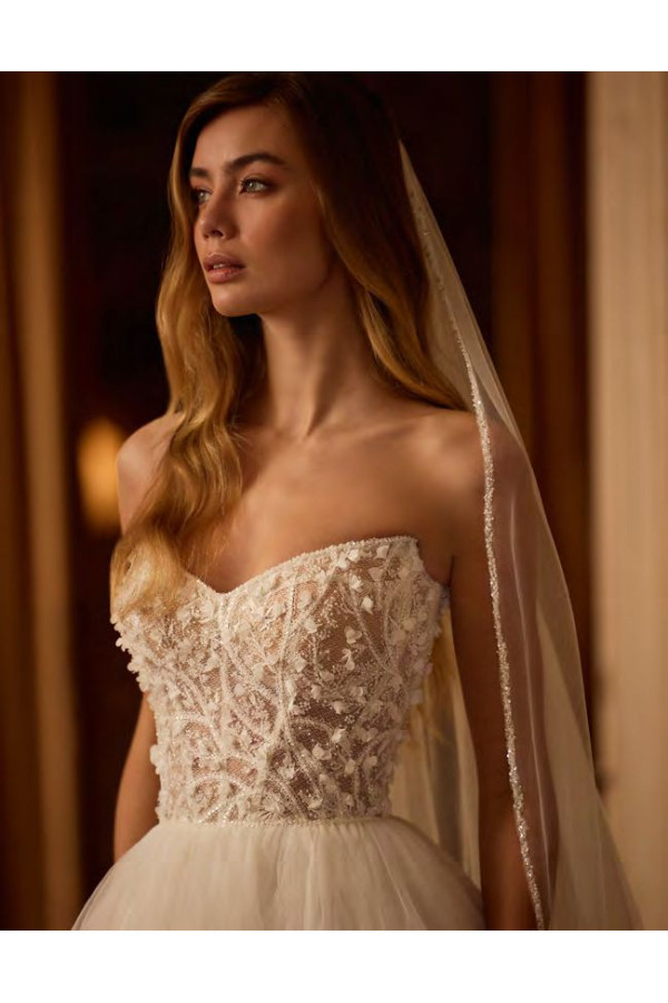 Hiroko abito da sposa avorio ampio di  tulle di Alberto Palatchi