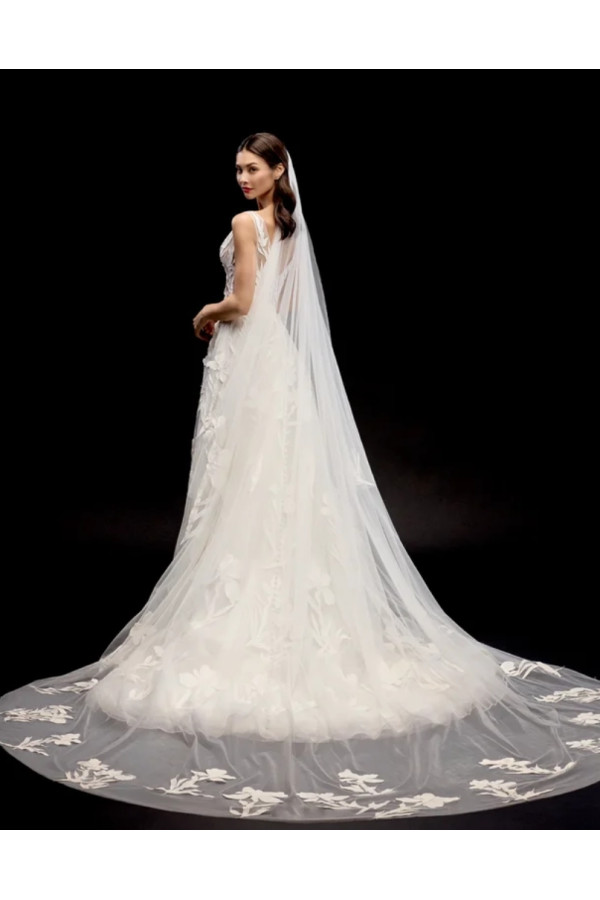 Abito da sposa avorio in pizzo ampio con spacco di Justin Alexander