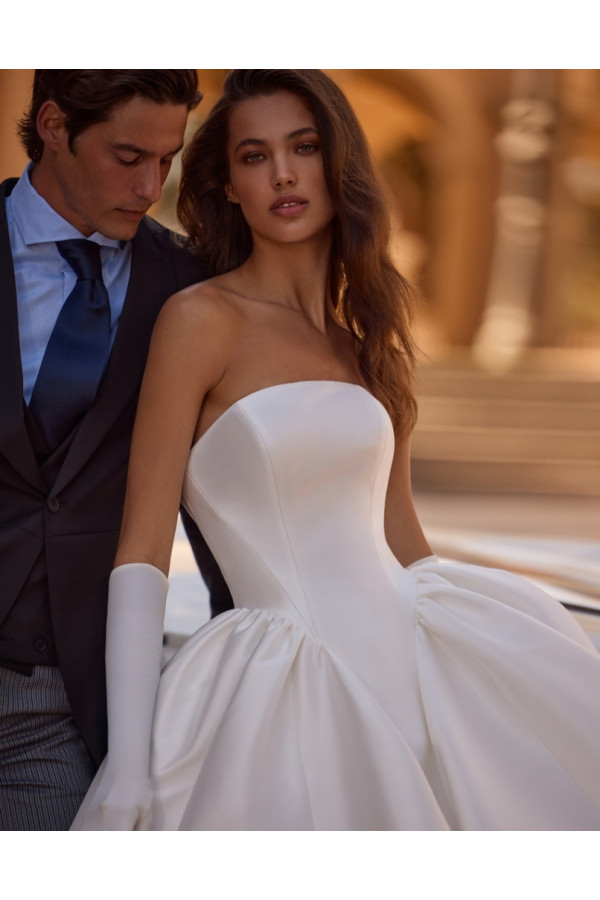 Abito da sposa Melia, avorio, in mikado, ampio di Alberto Palatachi