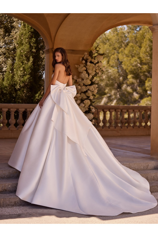 amatea abito da sposa vaporoso avorio in mikado alberto palatchi