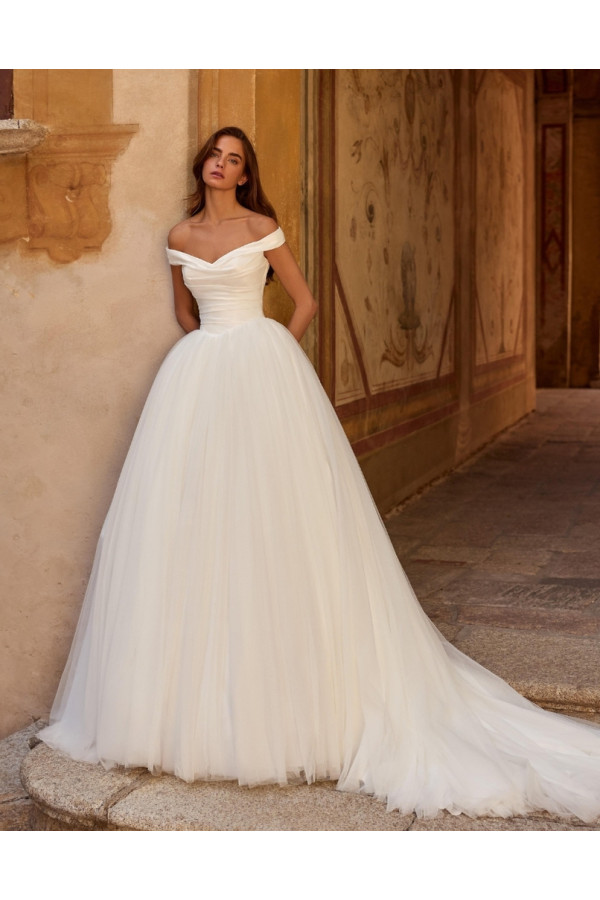 Abito da sposa Sheryl avorio, ampio  di tulle. Alberto Palatachi 2027