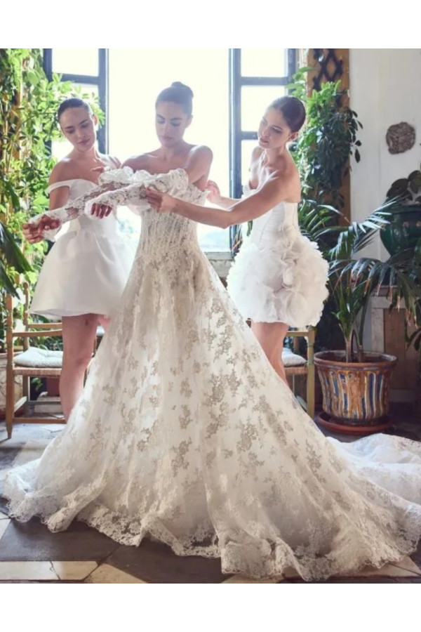 Abito da sposa avorio in pizzo ampio di Alessandro Couture