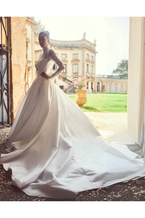 Abito da sposa avorio in pizzo a sirena di Alessandro Couture