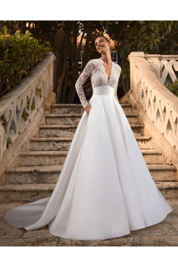 Junko abito da sposa avorio in douchesse ampio di Alberto Palatchi