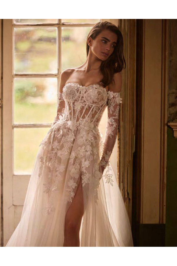 Heidi Abito da sposa di pizzo con spacco di Alberto Palatchi