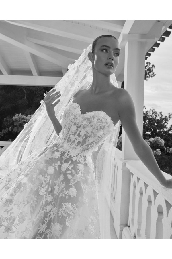 Abito da sposa Navia, bianco, pizzo, di Alberto Palatachi