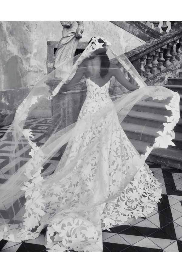 Abito da sposa avorio di pizzo ampio di Alessandro Couture