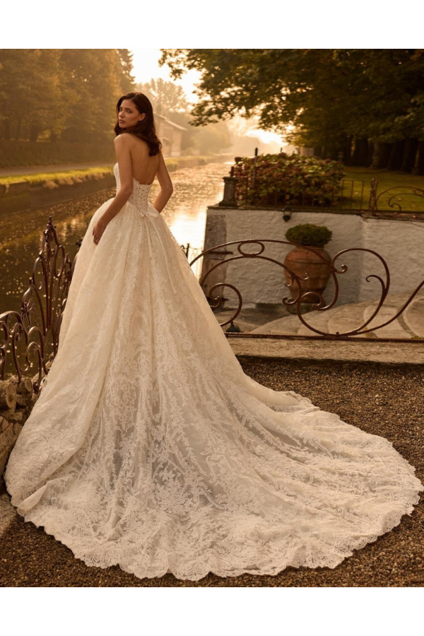 Abito da sposa Soley ampio di pizzo  Alberto Palatachi 2027