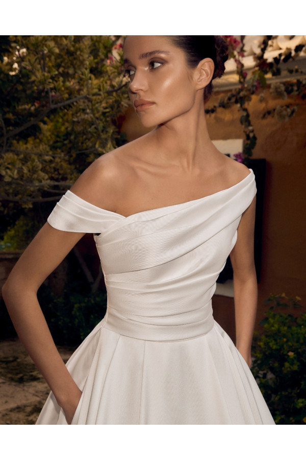 Abito da sposa Namira, avorio, mikado di Alberto Palatachi